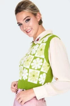 Voodoo Vixen Daisy Crochet Vest 7 Voodoo Vixen Daisy Crochet Vest -Clorhing Shop daisy crochet vest swa 6795 02.1416 300x