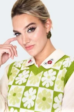 Voodoo Vixen Daisy Crochet Vest 8 Voodoo Vixen Daisy Crochet Vest -Clorhing Shop daisy crochet vest swa 6795 03.1416 300x